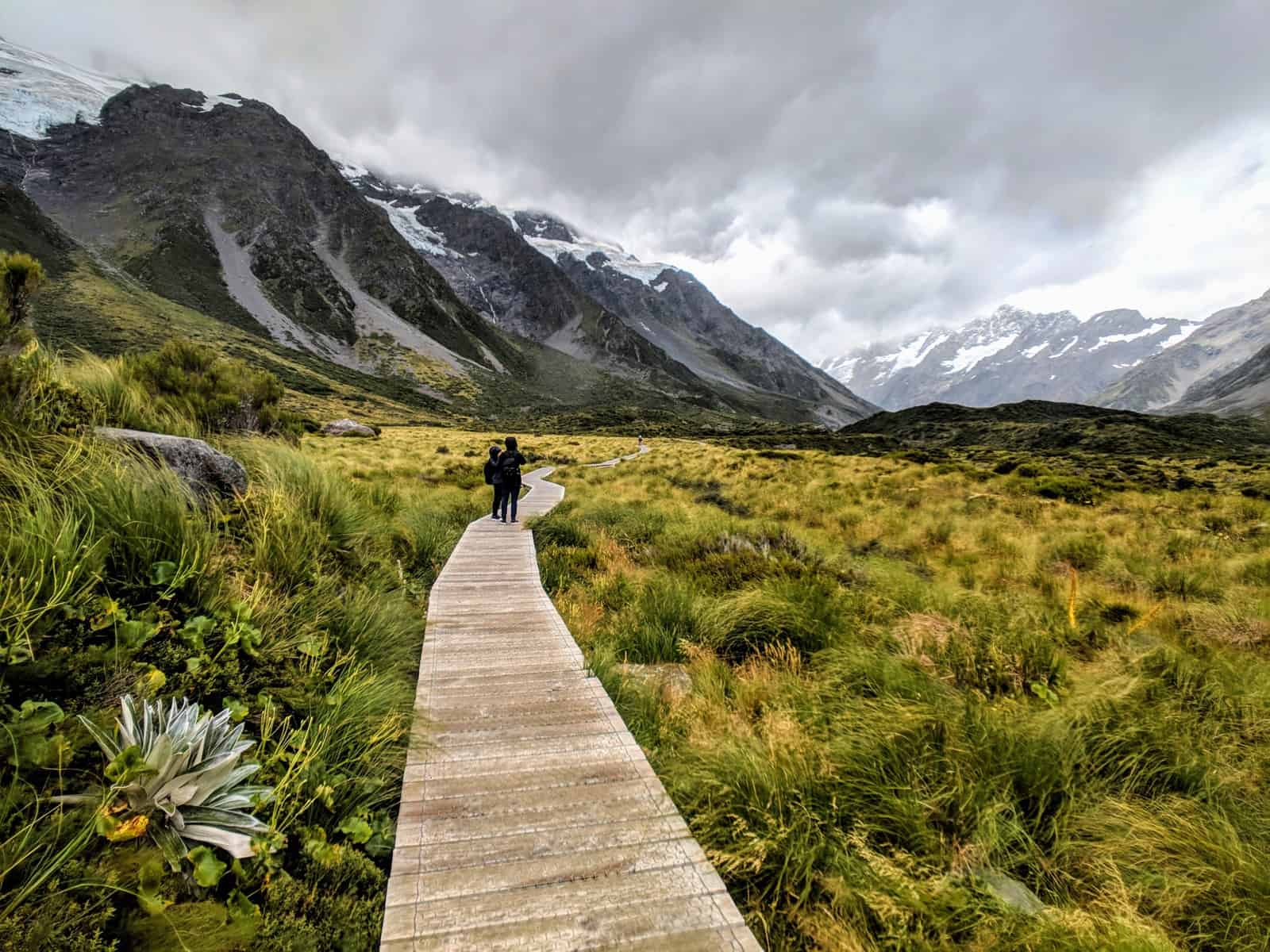 The Hooker Valley walking trail in New Zealand