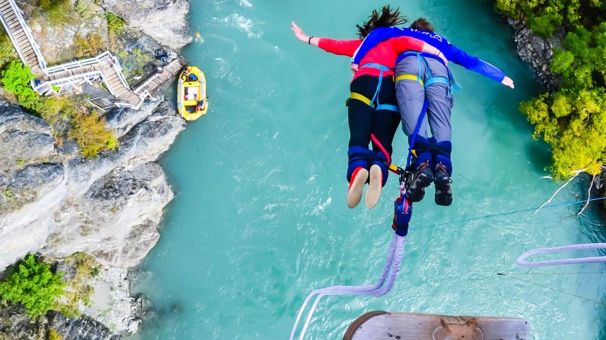 Voyageurs partant faire un saut à l'élastique en Nouvelle-Zélande